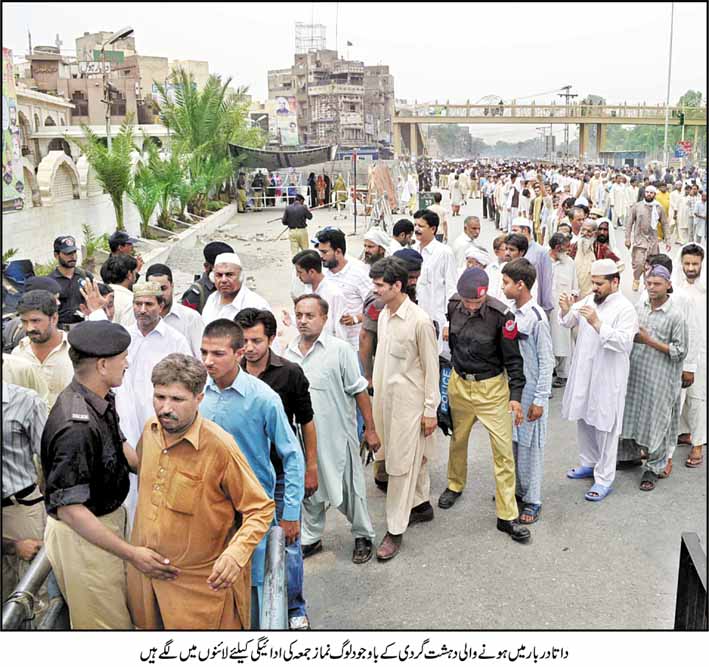 Data Darbar Bomb Blast in Picture 1st july 2010/People Are Going To Data Darbar For juma After Bomb Blasts_02